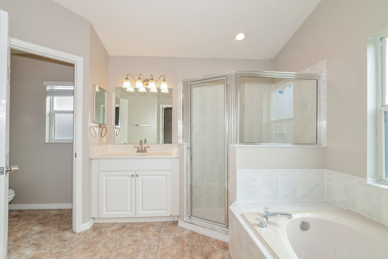 2,330/Mo, 3097 Birmingham Blvd Orlando, FL 32829 Main Bathroom View