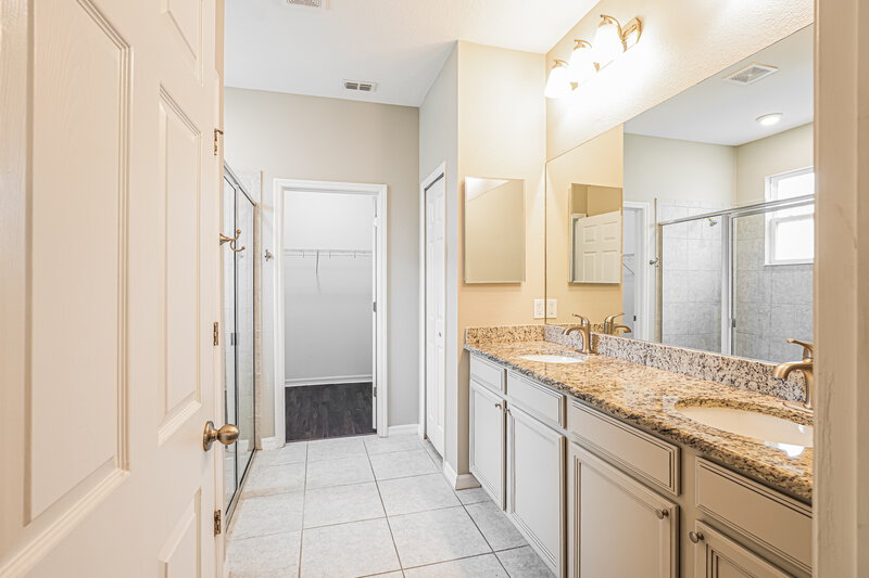 1,990/Mo, 2240 Grasmere View Pkwy S Kissimmee, FL 34746 Main Bathroom View