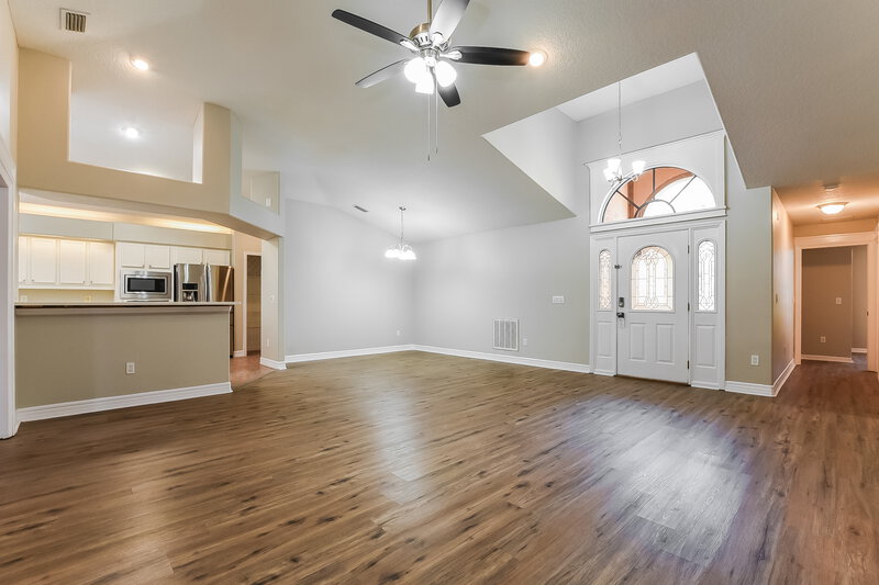 2,095/Mo, 4661 Marsh Harbor Dr Tavares, FL 32778 Living Room View 2