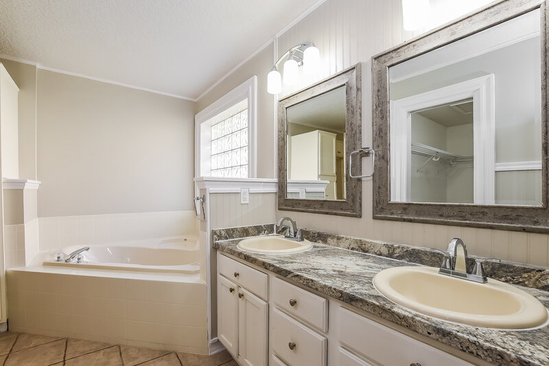 2,095/Mo, 4661 Marsh Harbor Dr Tavares, FL 32778 Main Bathroom View