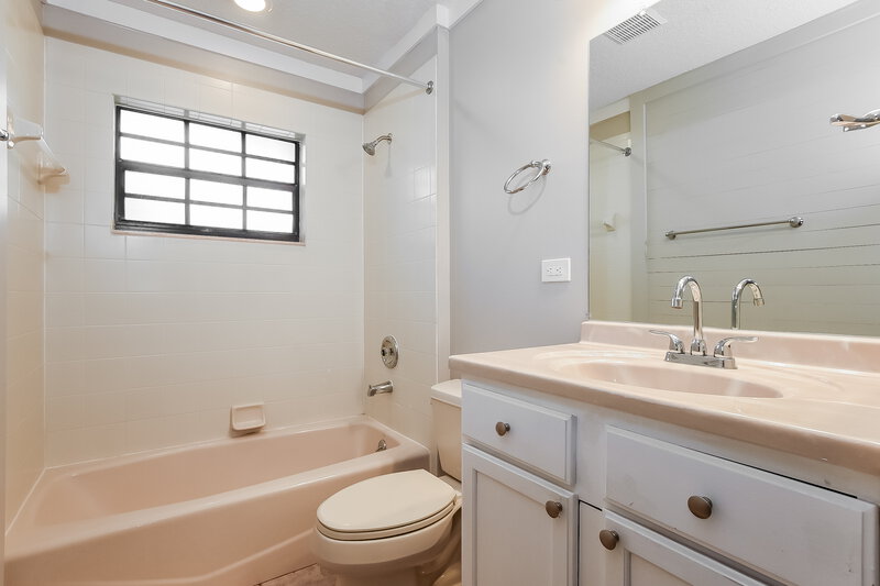 2,095/Mo, 4661 Marsh Harbor Dr Tavares, FL 32778 Bathroom View