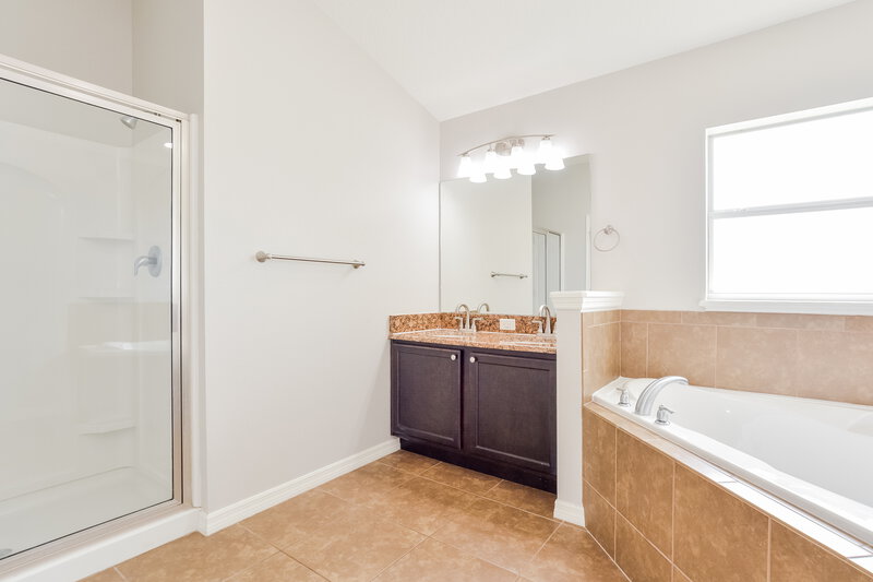 2,295/Mo, 4496 Manica Dr Tavares, FL 32778 Main Bathroom View