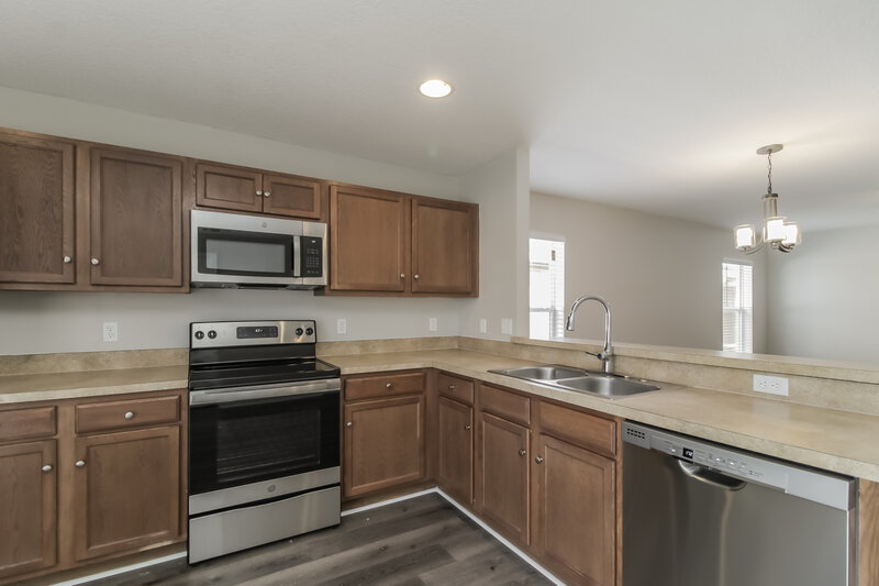 2,250/Mo, 15629 Galbi Dr Orlando, FL 32828 Kitchen View 2