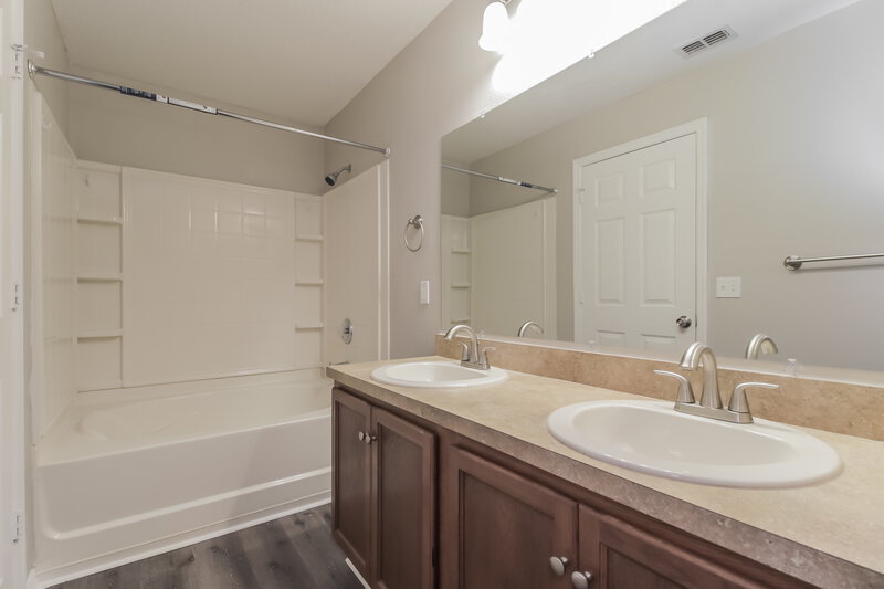 2,250/Mo, 15629 Galbi Dr Orlando, FL 32828 Main Bathroom View