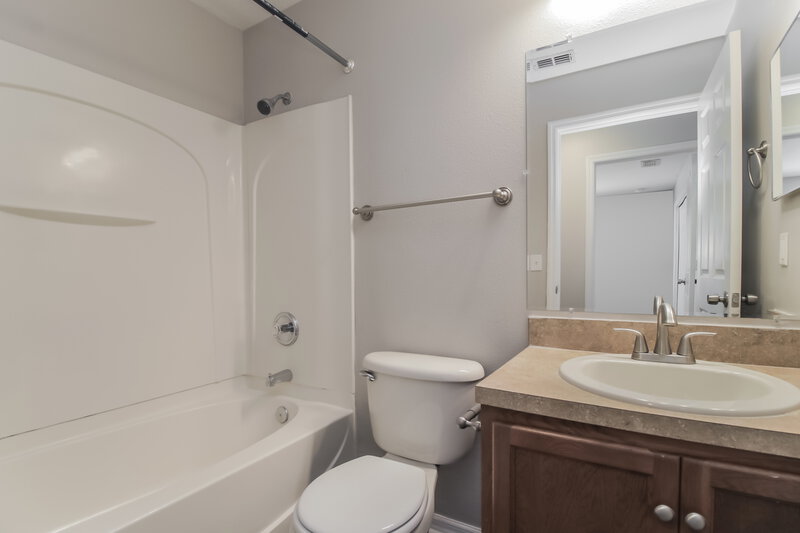 2,250/Mo, 15629 Galbi Dr Orlando, FL 32828 Bathroom View