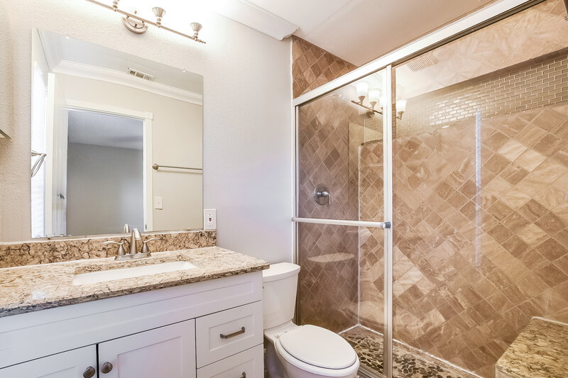 2,255/Mo, 4863 Reginald Rd Orlando, FL 32829 Main Bathroom View