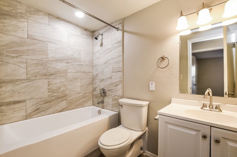 2,255/Mo, 4863 Reginald Rd Orlando, FL 32829 Bathroom View