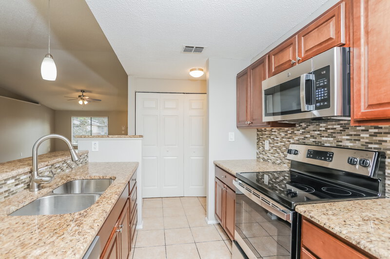 2,245/Mo, 5532 Garden Grove Cir Winter Park, FL 32792 Kitchen View 2
