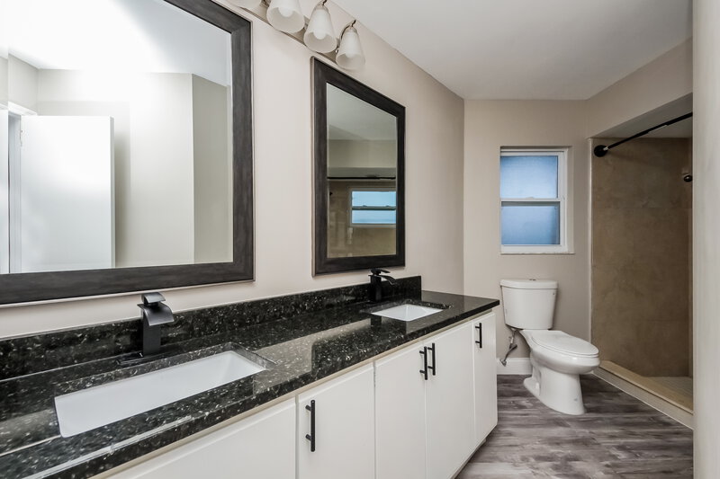 2,430/Mo, 240 Satinwood Cir Kissimmee, FL 34743 Main Bathroom View