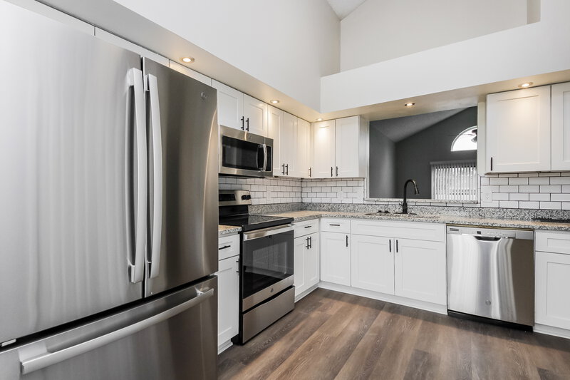 2,320/Mo, 321 Blue Bayou Dr Kissimmee, FL 34743 Kitchen View 2