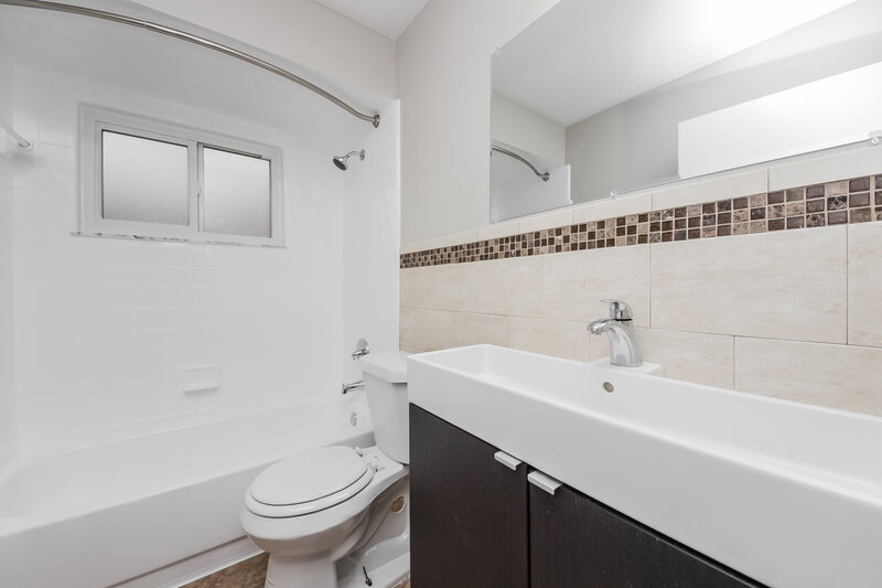 2,320/Mo, 321 Blue Bayou Dr Kissimmee, FL 34743 Bathroom View