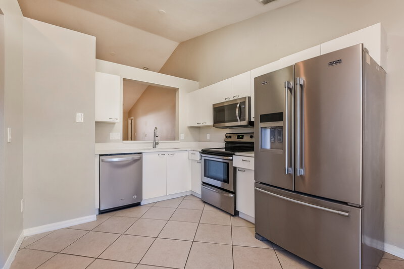 2,220/Mo, 3021 Colorado Ave Orlando, FL 32826 Kitchen View