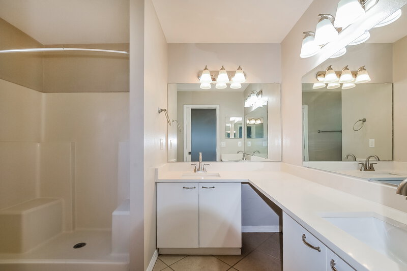 2,220/Mo, 3021 Colorado Ave Orlando, FL 32826 Main Bathroom View