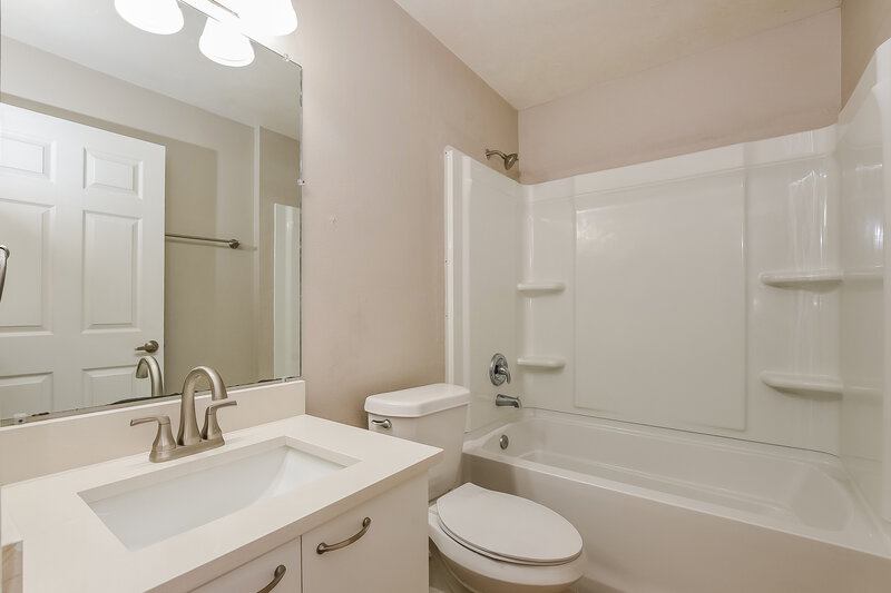 2,220/Mo, 3021 Colorado Ave Orlando, FL 32826 Bathroom View