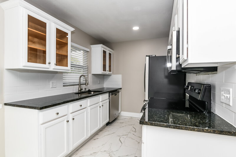 2,075/Mo, 206 Loch Low Dr Sanford, FL 32773 Kitchen View