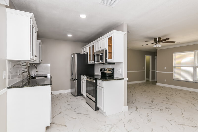 2,075/Mo, 206 Loch Low Dr Sanford, FL 32773 Kitchen View 2