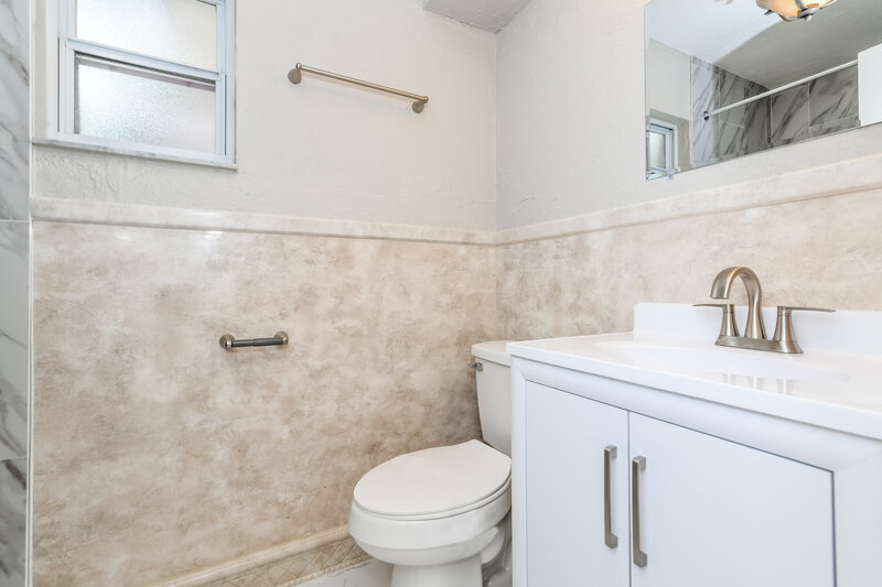 2,075/Mo, 206 Loch Low Dr Sanford, FL 32773 Main Bathroom View