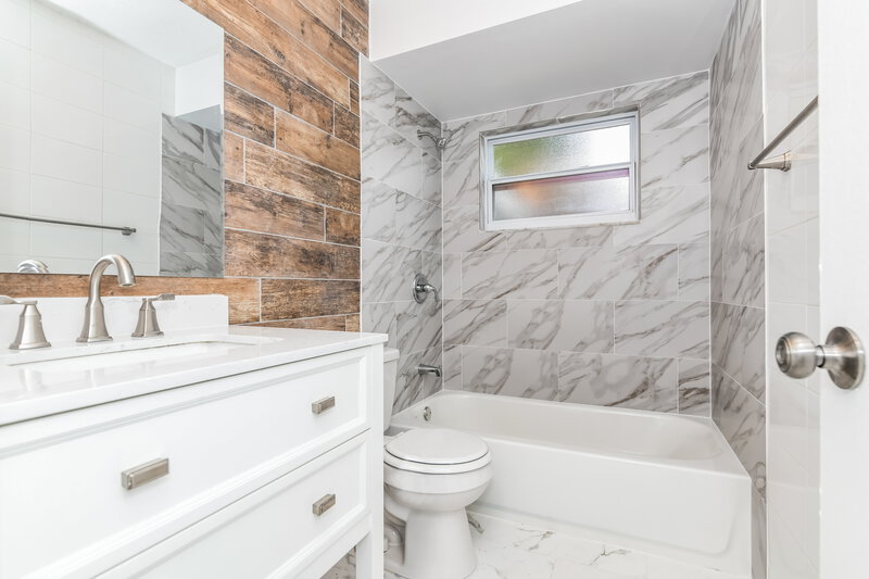 2,075/Mo, 206 Loch Low Dr Sanford, FL 32773 Bathroom View
