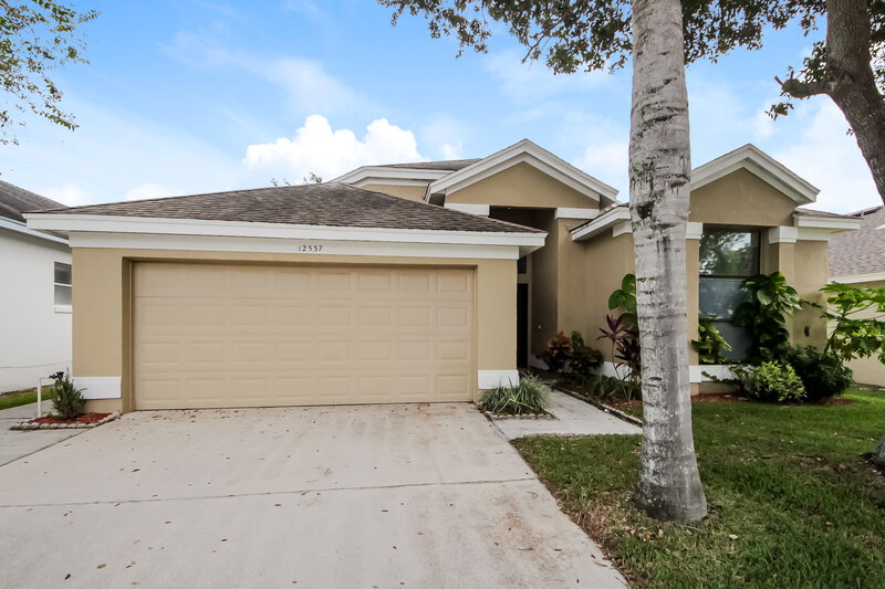 2,360/Mo, 12537 Darby Ave Orlando, FL 32837 Front View