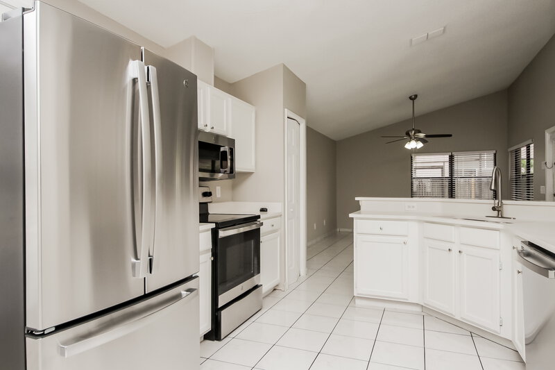 2,360/Mo, 12537 Darby Ave Orlando, FL 32837 Kitchen View