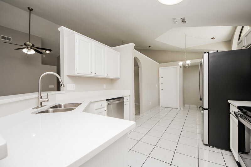 2,360/Mo, 12537 Darby Ave Orlando, FL 32837 Kitchen View 2