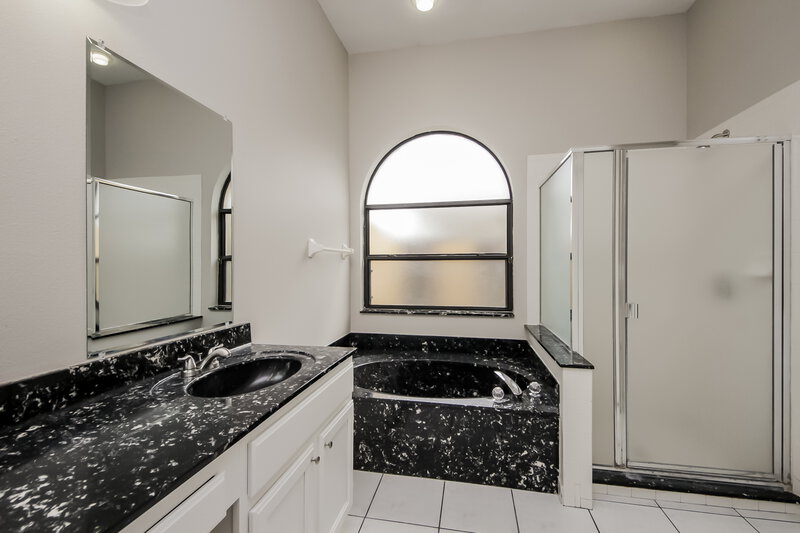 2,360/Mo, 12537 Darby Ave Orlando, FL 32837 Main Bathroom View