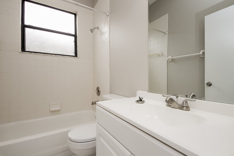 2,360/Mo, 12537 Darby Ave Orlando, FL 32837 Bathroom View