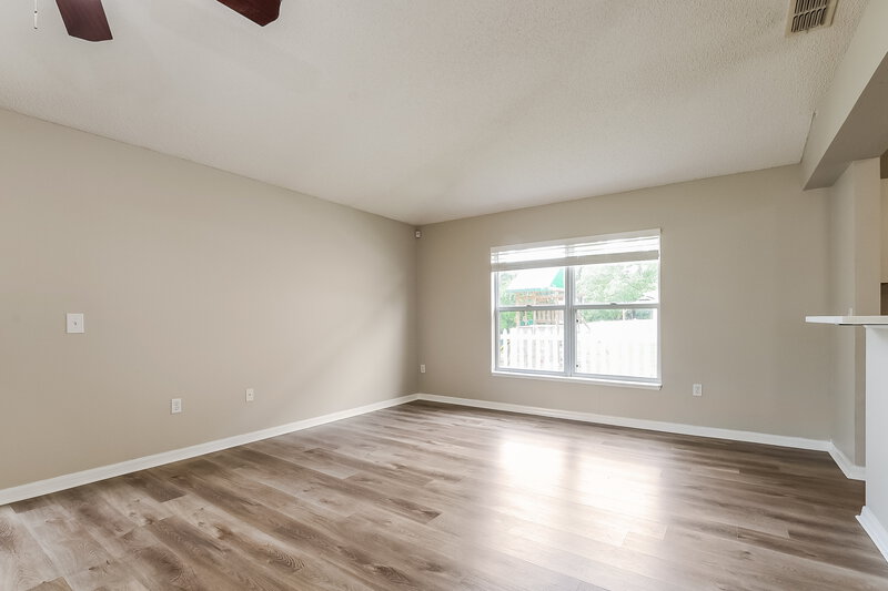 2,095/Mo, 932 Vanderbilt Dr Eustis, FL 32726 Living Room View