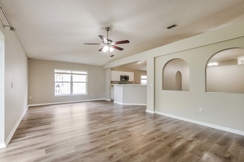 2,095/Mo, 932 Vanderbilt Dr Eustis, FL 32726 Living Room View 2