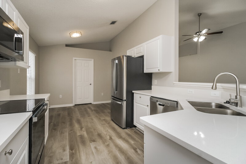 2,295/Mo, 932 Vanderbilt Dr Eustis, FL 32726 Kitchen View