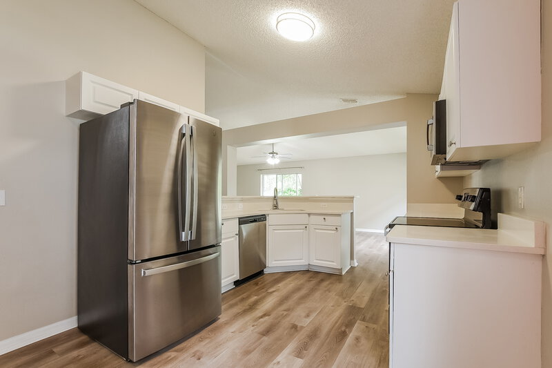 2,095/Mo, 932 Vanderbilt Dr Eustis, FL 32726 Kitchen View