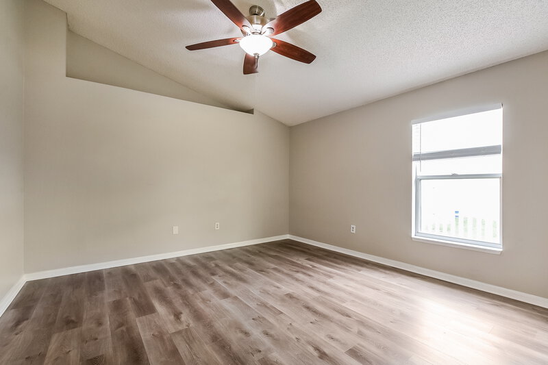 2,095/Mo, 932 Vanderbilt Dr Eustis, FL 32726 Main Bedroom View