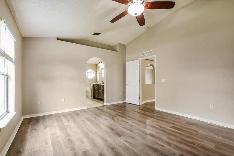 2,095/Mo, 932 Vanderbilt Dr Eustis, FL 32726 Main Bedroom View 2