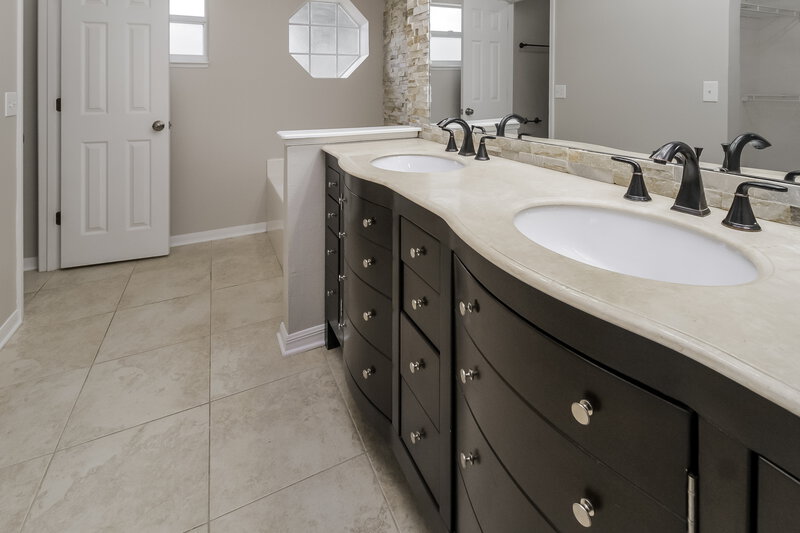 2,295/Mo, 932 Vanderbilt Dr Eustis, FL 32726 Main Bathroom View