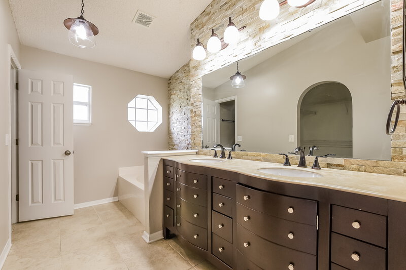 2,095/Mo, 932 Vanderbilt Dr Eustis, FL 32726 Main Bathroom View