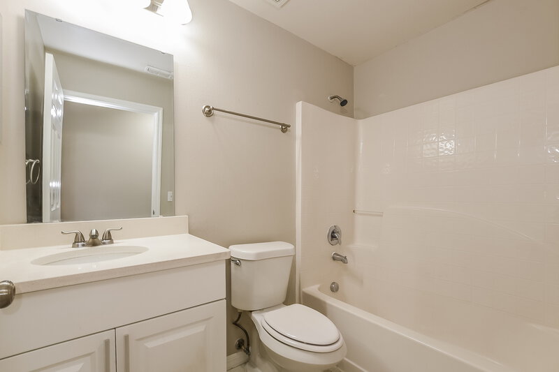 2,095/Mo, 932 Vanderbilt Dr Eustis, FL 32726 Bathroom View