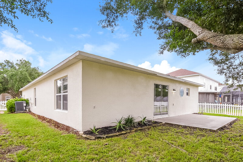 2,095/Mo, 932 Vanderbilt Dr Eustis, FL 32726 Rear View