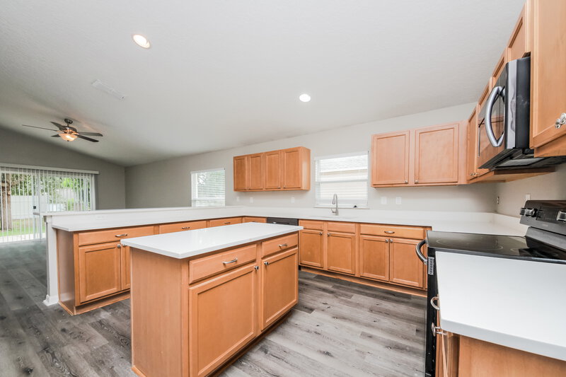 2,365/Mo, 4150 Waltham Forest Dr Tavares, FL 32778 Kitchen View 2