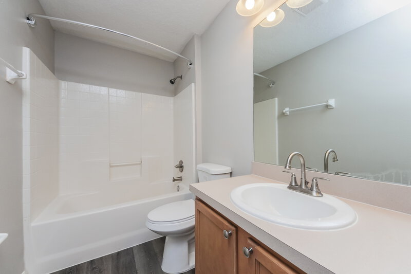 2,365/Mo, 4150 Waltham Forest Dr Tavares, FL 32778 Bathroom View