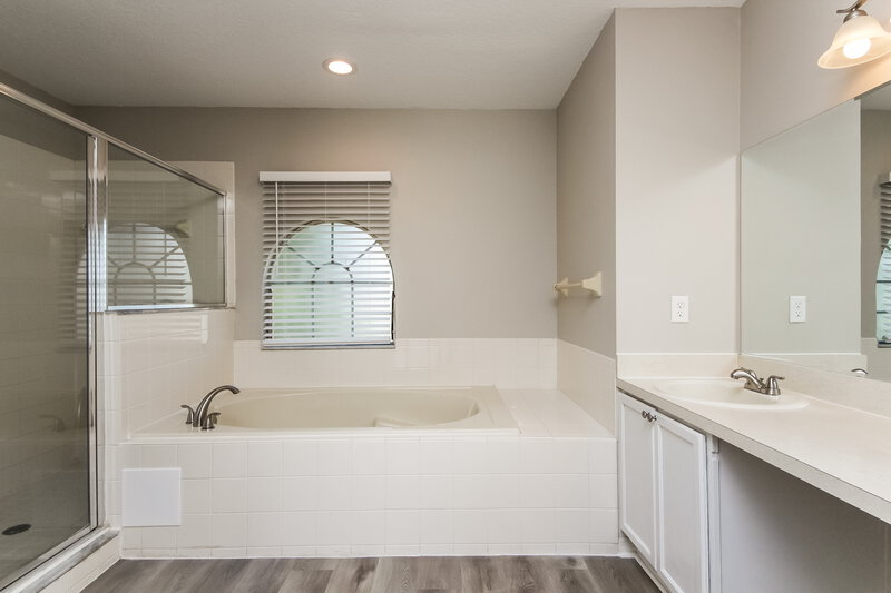 3,270/Mo, 318 Alegriano Ct Kissimmee, FL 34758 Main Bathroom View
