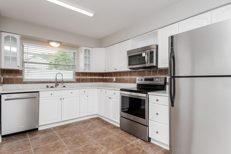 3,460/Mo, 12242 Medan St Orlando, FL 32837 Kitchen View