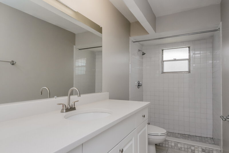 3,460/Mo, 12242 Medan St Orlando, FL 32837 Main Bathroom View