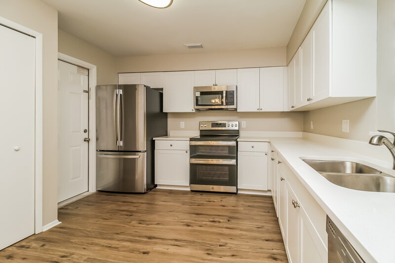 3,270/Mo, 1533 Colony Ave Kissimmee, FL 34744 Kitchen View