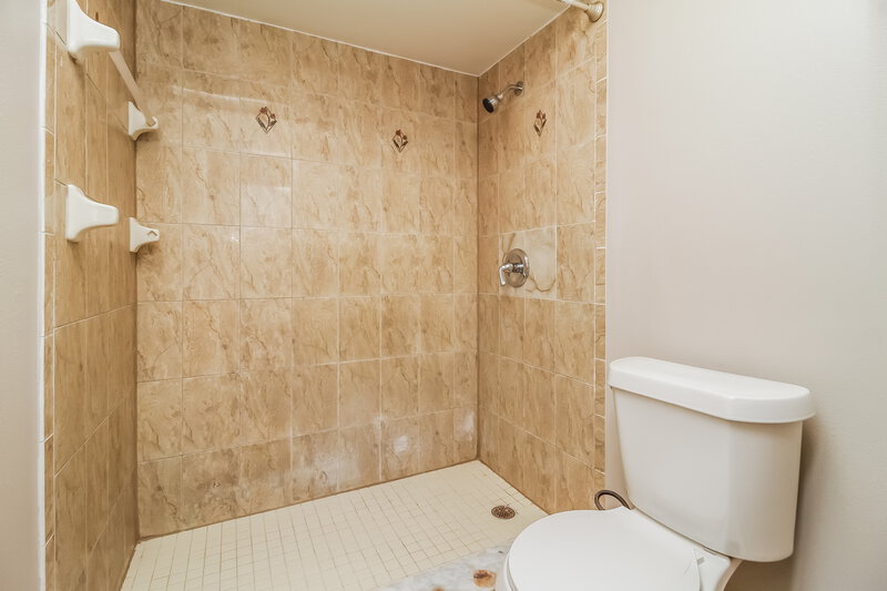 3,270/Mo, 1533 Colony Ave Kissimmee, FL 34744 Main Bathroom View