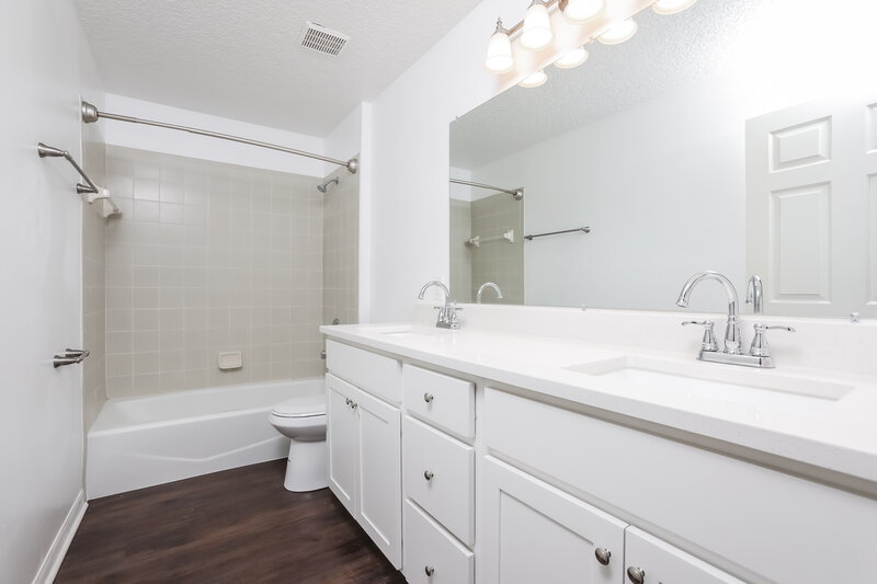 2,540/Mo, 4710 Marsh Harbor Dr Tavares, FL 32778 Bathroom View