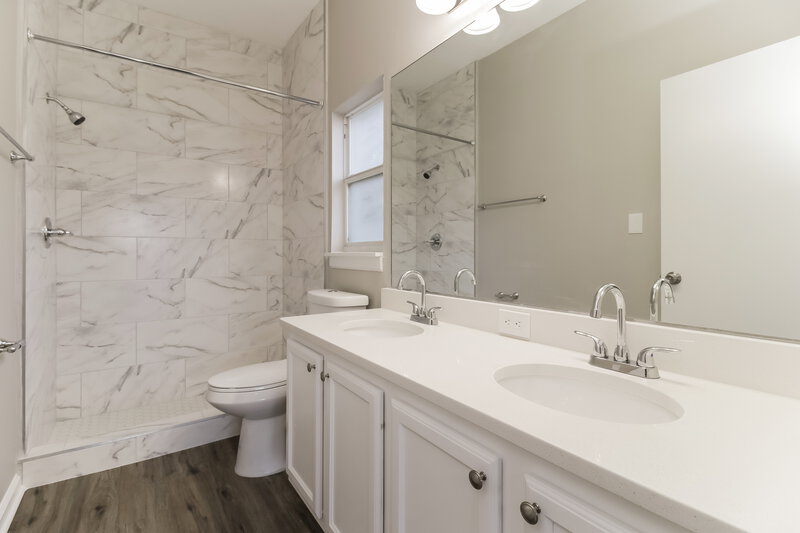 2,360/Mo, 2029 Meadow Pond Way Orlando, FL 32824 Main Bathroom View