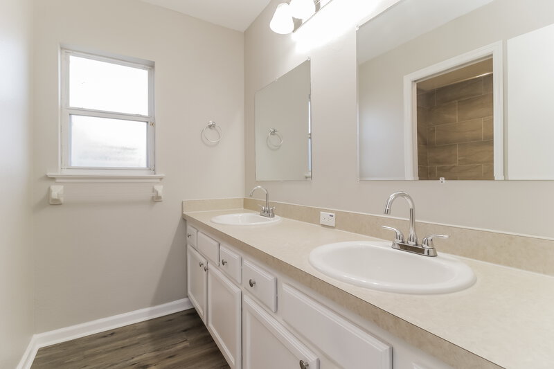 2,360/Mo, 2029 Meadow Pond Way Orlando, FL 32824 Bathroom View