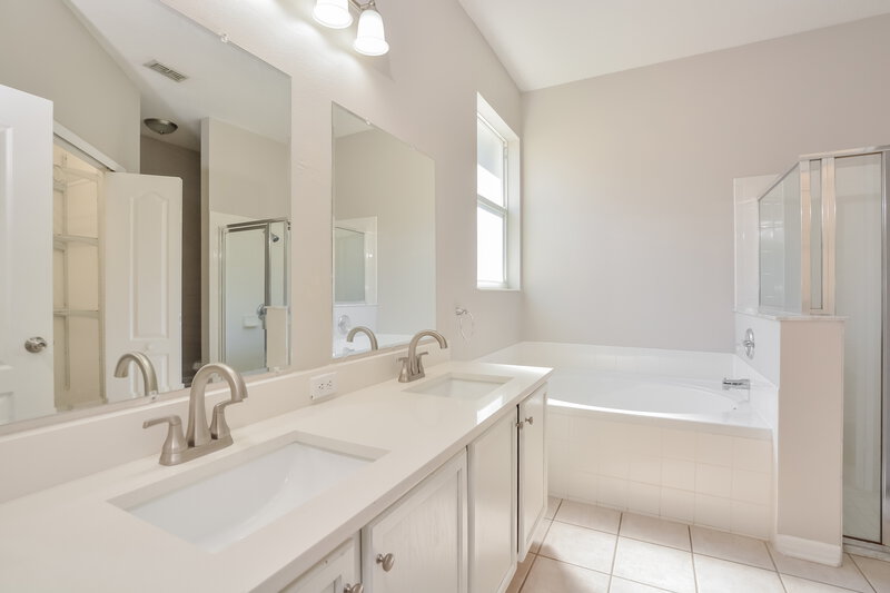 2,095/Mo, 12833 Grand Bank Ln Orlando, FL 32825 Main Bathroom View