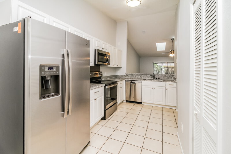 1,975/Mo, 1055 Alpug Ave Oviedo, FL 32765 Kitchen View