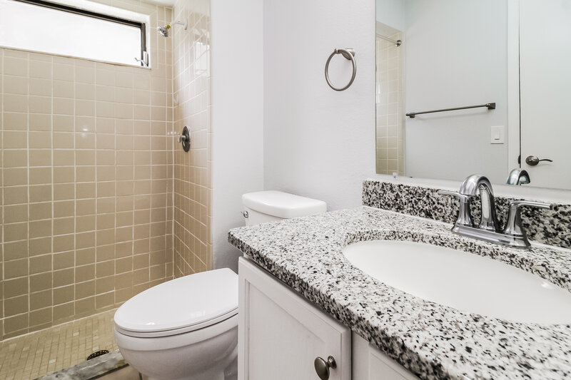 1,975/Mo, 1055 Alpug Ave Oviedo, FL 32765 Main Bathroom View